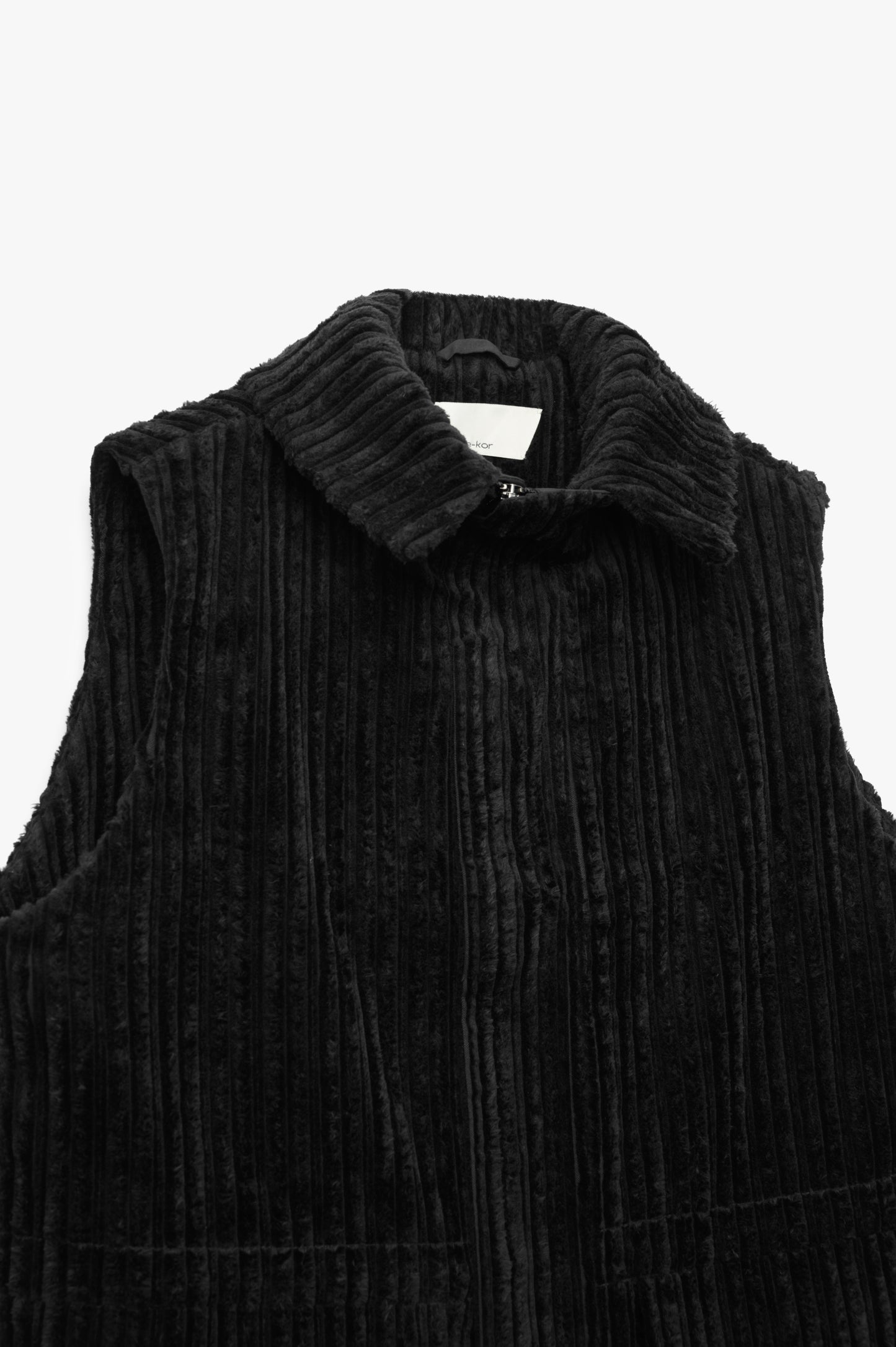 THRESHOLDS VEST