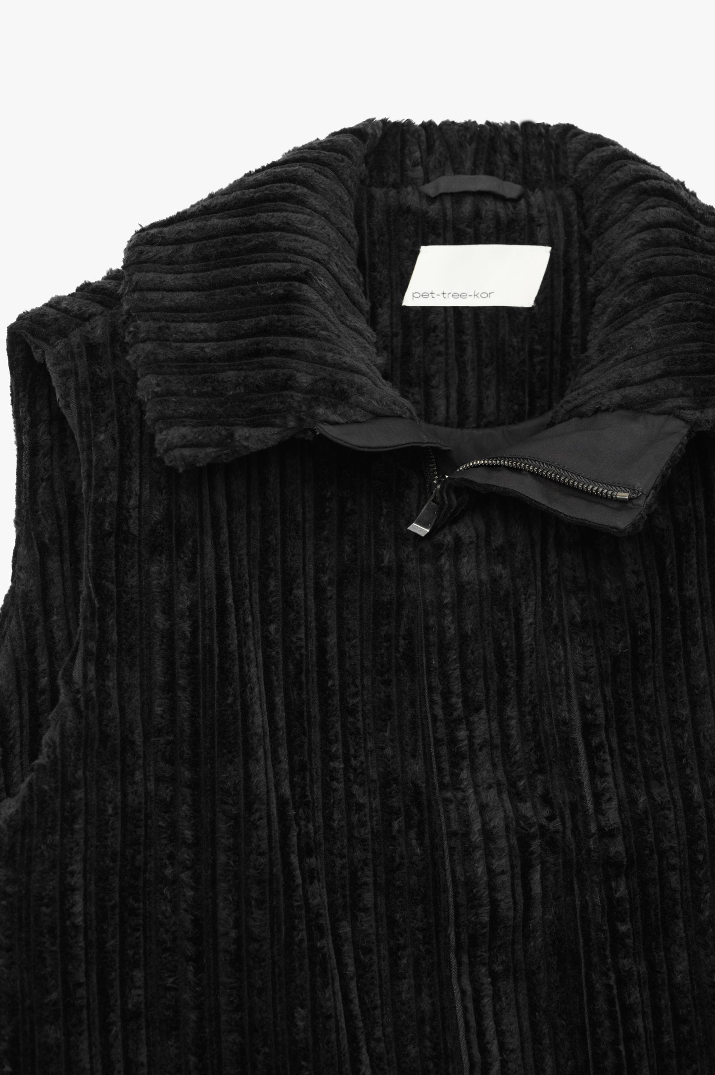 THRESHOLDS VEST